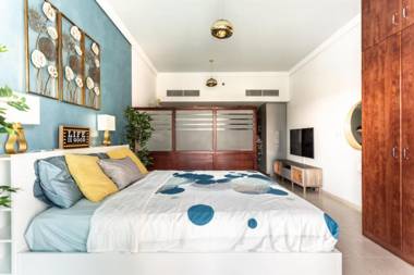 GuestReady - Feather In the Wind