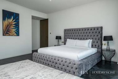LUX - Lavish Suite with Full Palm Jumeirah View 1
