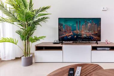 Spacious 2 BDR Near Internet City  Netflix  Pool