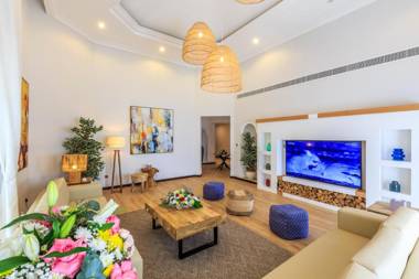 The S Holiday Homes - Stunning 5 Bedrooms Villa at the Palm Jumeirah with Private Beach and Pool