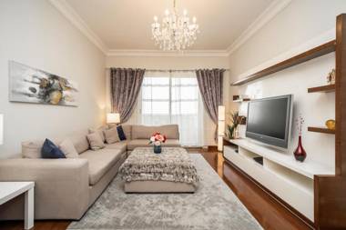 Beautiful apt. with city views in Lakeshore Tower