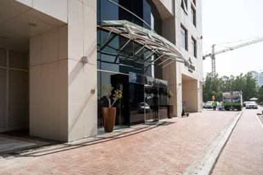 Beautiful apt. with city views in Lakeshore Tower