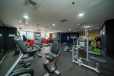 Beautiful apt. with city views in Lakeshore Tower