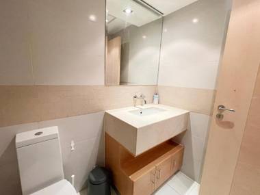 Radiant 2 BR with Marina Views