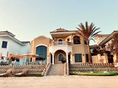 Luxury palm Jumeirah villa with towerscapes view