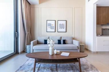 Elegant 1BDR pad with Marina and Beach views in new building