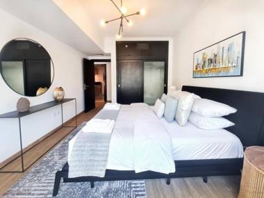 Luxurious apart with marina views next to metro