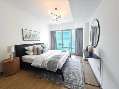 Luxurious apart with marina views next to metro