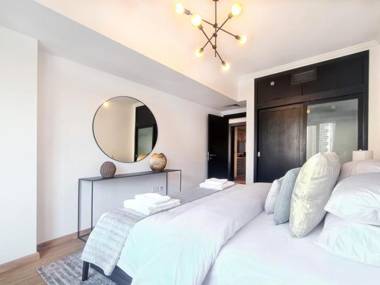 Luxurious apart with marina views next to metro