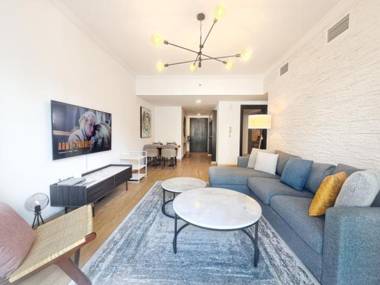 Luxurious apart with marina views next to metro