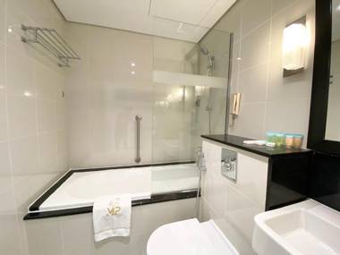 Luxurious Apt with Wide City Views with Spa & Pool