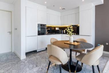 Gorgeous 1BDR home with Canal views pool & gym access