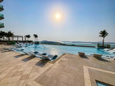 Superlative apt with private beach access