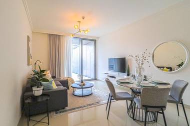 Luxe Apt with Spacious Terrace and Infinity Pool