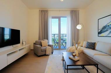 Quiet Apt With Stunning Beach Views and Pools