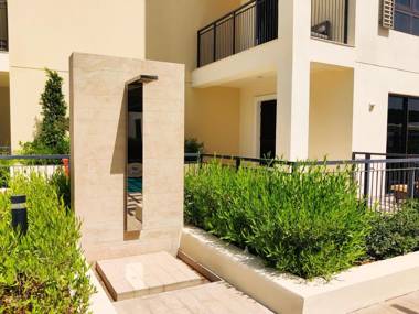 Quiet Apt With Stunning Beach Views and Pools