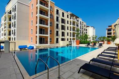 Quiet Apt With Stunning Beach Views and Pools