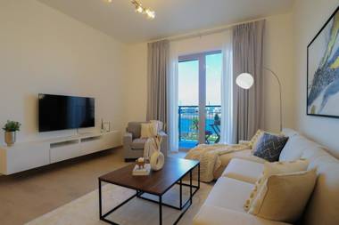 Quiet Apt With Stunning Beach Views and Pools