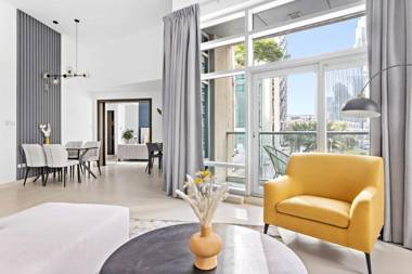 Newly furnished 1BDR in Downtown heart with Balcony