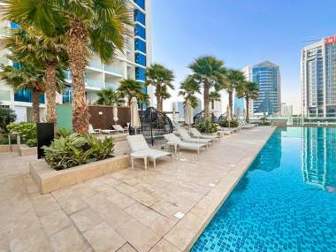 Roomy and Chic Studio with Panoramic Canal Views