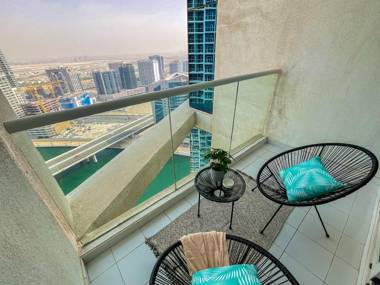 Roomy and Chic Studio with Panoramic Canal Views