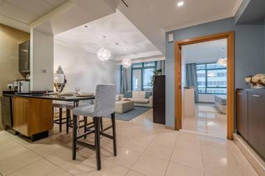 Hashtag Holiday Home - 1BDR Apartment in Marina Crown trendy location & vintage elegance