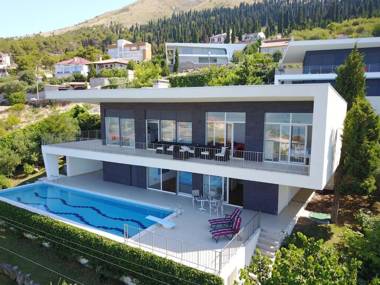 Modern Swimming-Pool Villa