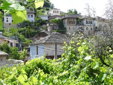 Flora's Guesthouse 'The Fir Gate'