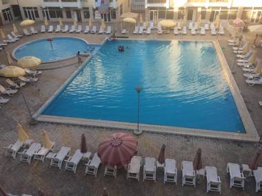 Arbi's Pool View Apartment