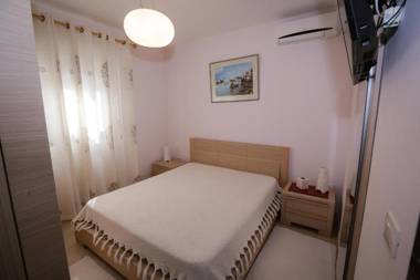 Pine-Tree Apt w/ Private Garden 50 m from the Sea