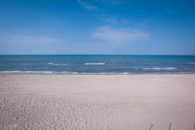 Pine-Tree Apt w/ Private Garden 50 m from the Sea