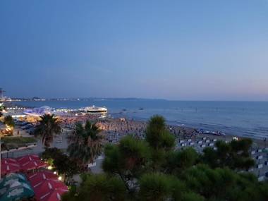 M&I Beach Apartment with Sea View