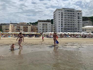 Beachfront apartment Ridi