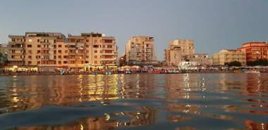 Seaview Apartments Right at The Beach