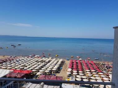 Seaview Apartments Right at The Beach