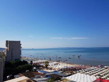 Seaview Apartments Right at The Beach