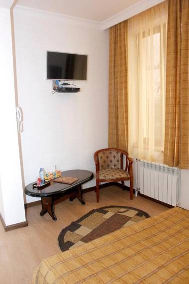 Hin Yerevantsi Hotel