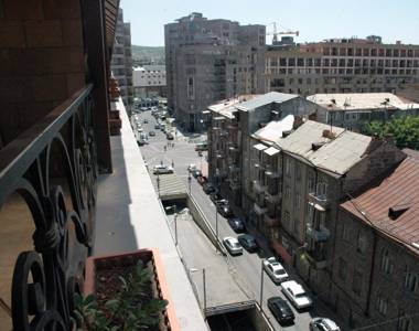 Luxury Apartment In The City Heart On North Avenue