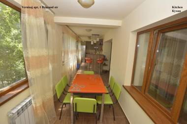 Vernisaj apt at Republic Square & Ruben tours