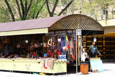 Vernisaj apt at Republic Square & Ruben tours