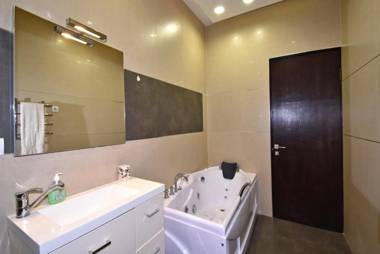 Northern Avenue 2 Bedroom Modern apartment With Open Balcony HH582