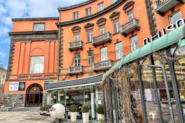 Emily's Apartments: No 21 Small Center