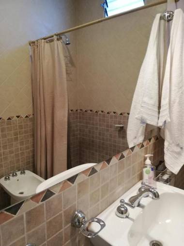 Casa con pileta entre bodegas y viñedos - Habitación con baño en suite