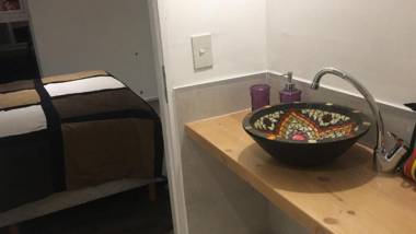 Casa moderna en el bosque y montaña