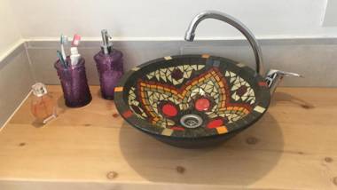 Casa moderna en el bosque y montaña