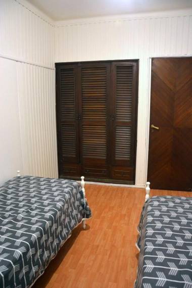 Casa c/amplio jardín garage y parrilla.