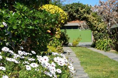 Casa c/amplio jardín garage y parrilla.