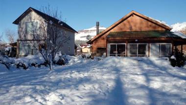 Cabaña con costa de arroyo