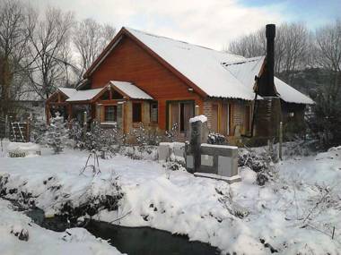 Cabaña con costa de arroyo