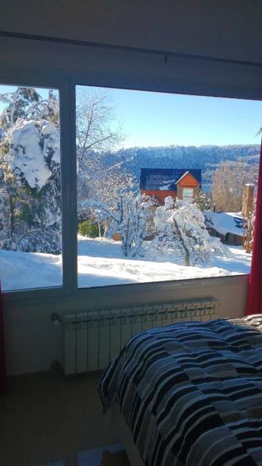 Cabaña con costa de lago